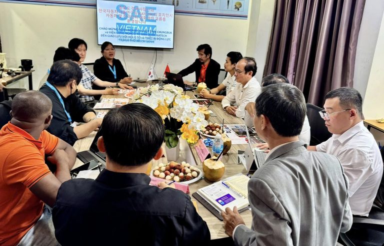 Các thành viên tham gia trao đổi tại buổi gặp gỡ