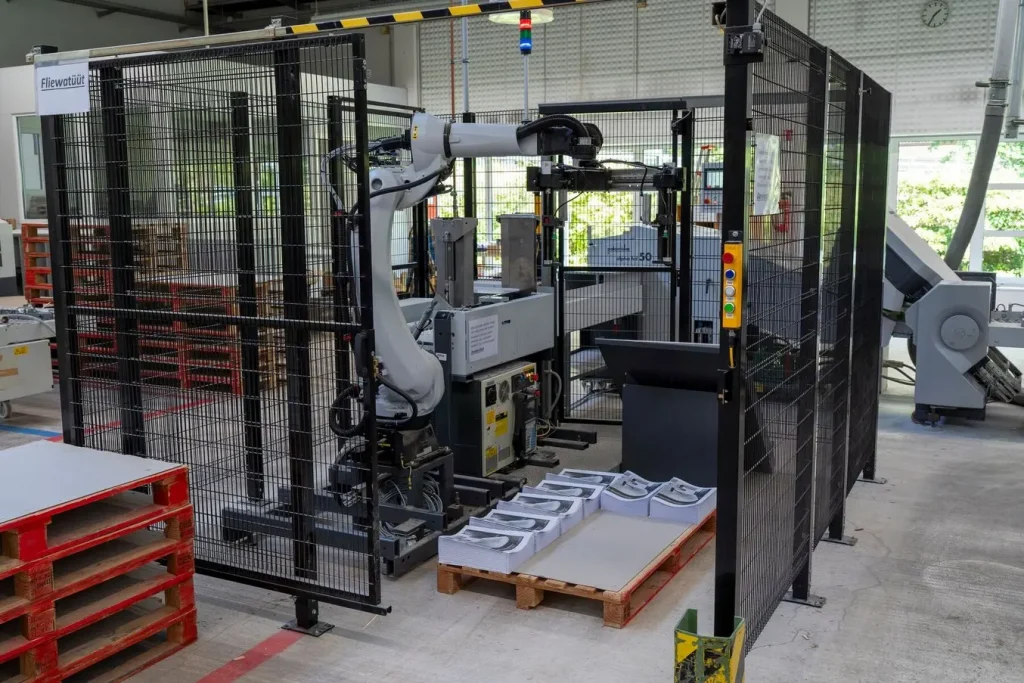 P-Stacker đảm nhận công việc nặng nhọc là xếp chồng các gói giấy sau máy gấp, giúp giảm đáng kể khối lượng lao động cho người vận hành.