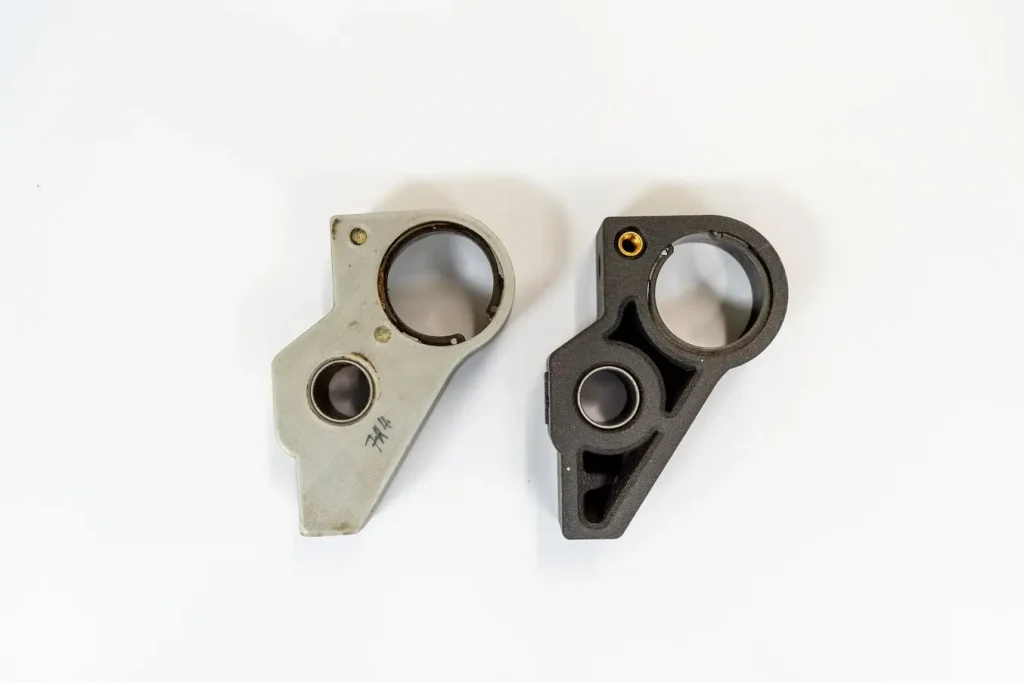 Các chi tiết nhựa in 3D nhẹ hơn thép, và thiết kế của chúng có thể được tối ưu thêm dựa trên các ứng suất và lực tác động trong quá trình vận hành. Đặc biệt, dù hình dạng có phức tạp đến đâu thì chi phí sản xuất cũng không tăng, khác hẳn so với các phương pháp truyền thống như gia công cơ khí.