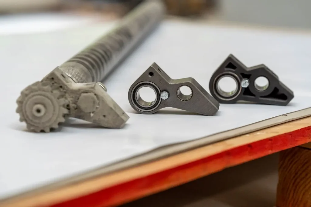 Các linh kiện thay thế in 3D được lắp ráp cùng với vòng bi và các chi tiết kim loại chống ma sát.