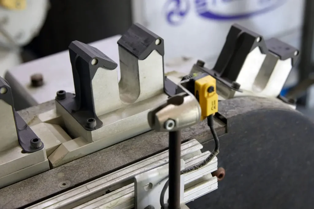 Các nắp bộ phận này giữ các MOV khi chúng được di chuyển vào máy kim loại bằng cánh tay robot, bảo vệ băng tải kim loại khỏi trầy xước hoặc lắng đọng kim loại trên bề mặt của MOV.