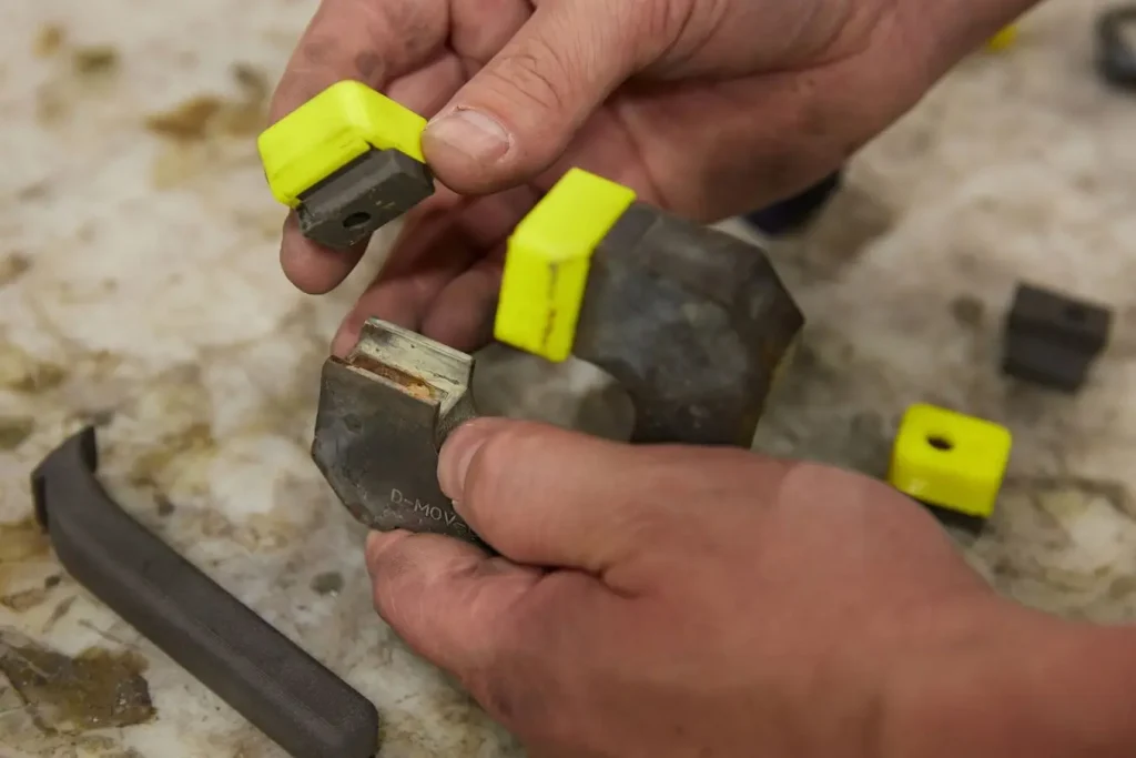 Trước đây, các miếng đệm được đúc urethane kèm lõi thép nên khó có thể thay thế nhanh khi bị mất hoặc hỏng. Giờ đây, chúng được in hàng loạt bằng Fuse Series, đồng thời bổ sung lớp vỏ TPU màu vàng giúp dễ dàng thay thế và nhận diện kích thước.
