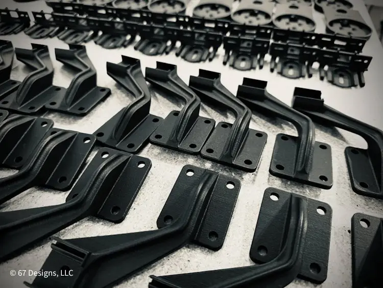 Các phương pháp hậu xử lý như nhuộm màu, phủ coating hoặc xử lý bề mặt bằng hơi (vapor smoothing) có thể giúp chi tiết in 3D SLS gần như không thể phân biệt với nhựa ép khuôn truyền thống