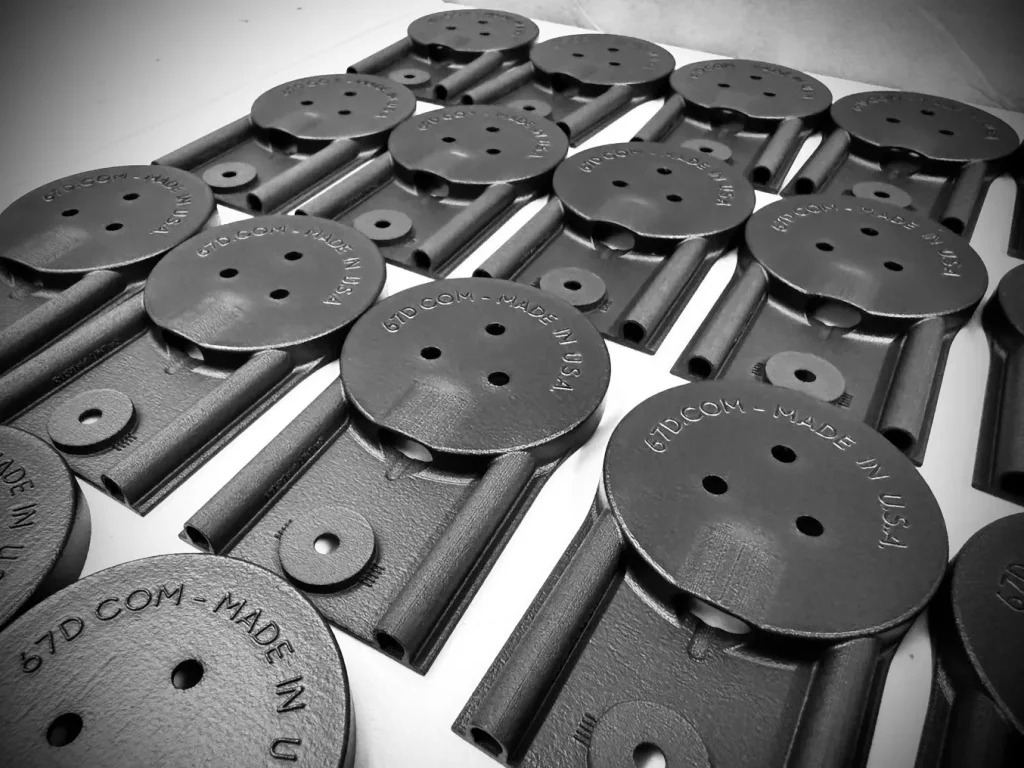 Bằng cách duy trì kích thước lô sản xuất nhất quán trên nhiều buồng in, đội ngũ 67 Designs có thể tối ưu từng chu kỳ in và đơn giản hóa các công đoạn hậu in.