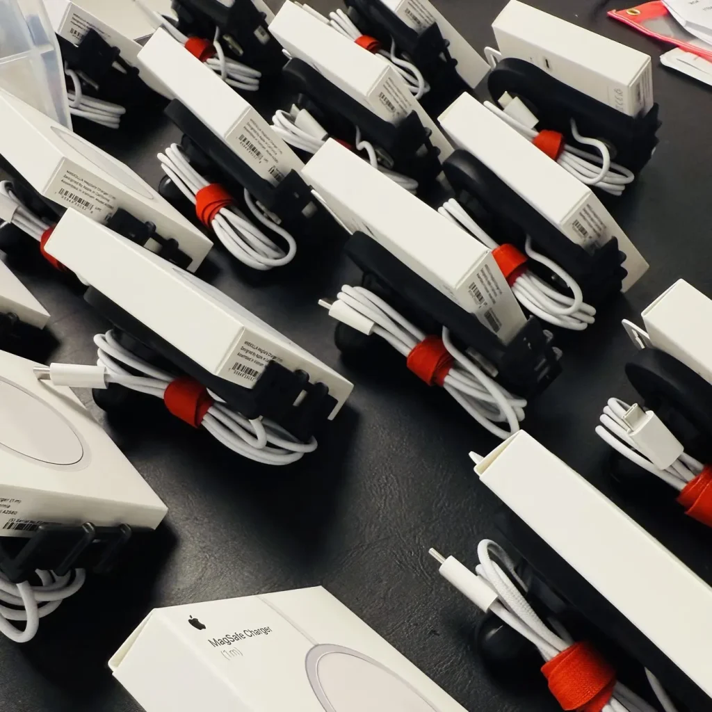 au khi đóng gói hoàn thiện, các Ledge Universal Holder đã sẵn sàng được giao đến tay người dùng cuối. Điểm đặc biệt là toàn bộ quy trình