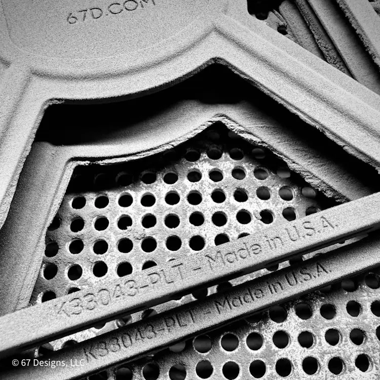 67 Designs đang góp phần đưa “Made in the USA” trở lại.Những giá đỡ iPad Mini này được chụp trong Fuse Sift trước công đoạn xử lý bề mặt (media blasting) là các chi tiết sử dụng cuối (end-use parts), được sản xuất trực tiếp trên dòng máy Fuse Series với số lượng nhỏ.