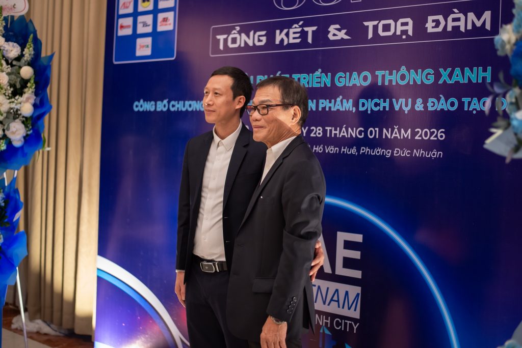 Ông Trần Quang Tùng (Giá Đốc Thinksmart) cùng Chuyên Gia Võ Quang Huệ