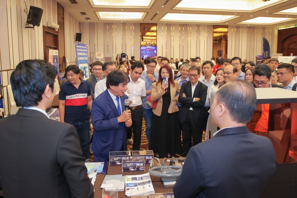 PGS.TS Đỗ Văn Dũng đến thăm gian hàng của Thinksmart