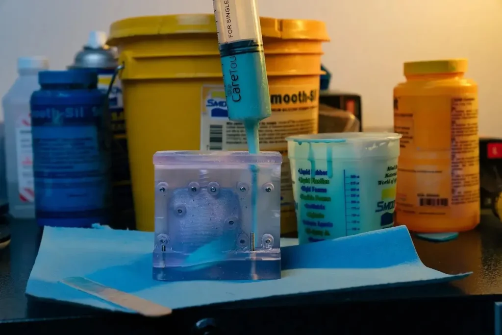 Glassboard sử dụng khuôn đúc silicone theo phương pháp rót trọng lực (gravity-filled injection molds) cho nhiều ứng dụng tạo mẫu khác nhau, từ cốc nguyệt san silicone đến các chi tiết tùy chỉnh, overmold, phớt, gioăng và vòng đệm O-ring.