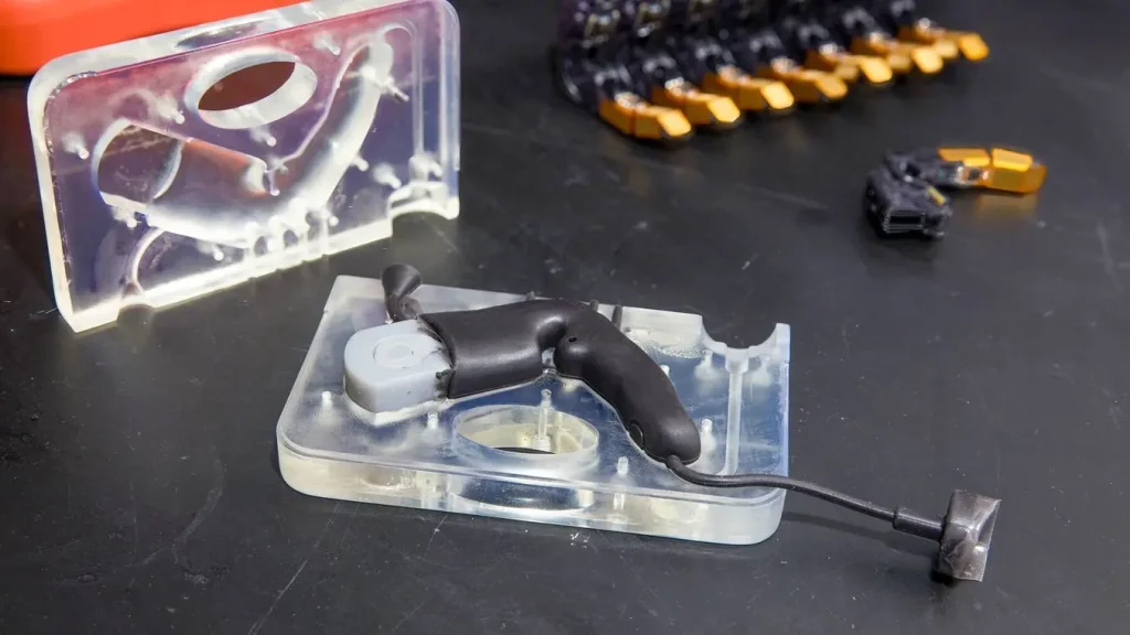Khuôn hai phần được in 3D bằng Clear Resin, dùng để bơm silicone tạo ra các thiết bị chân tay giả tiên tiến, được phát triển bởi PSYONIC.