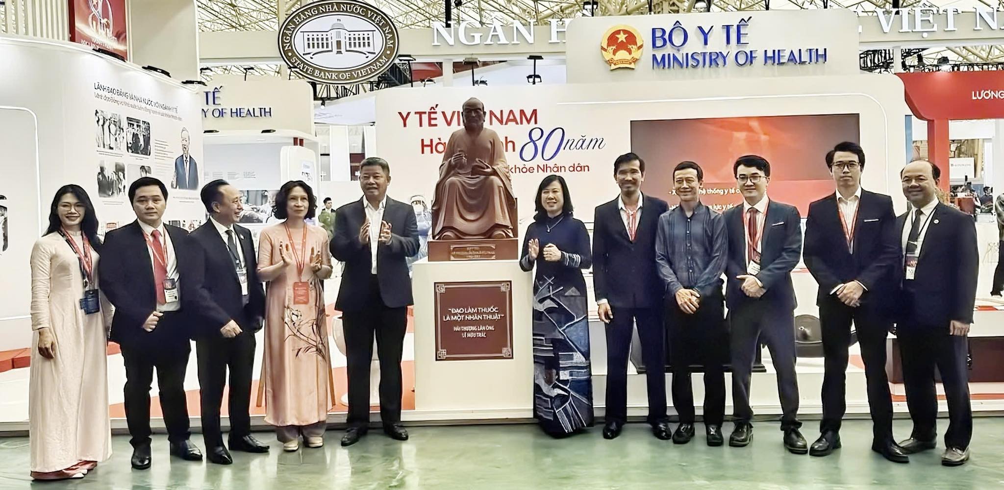 Đón tiếp Bộ trưởng Bộ Y tế — Bà Đào Hồng Lan